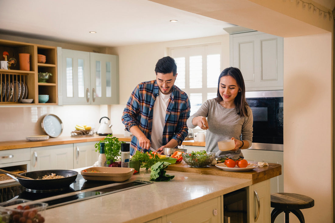 couple meal prepping in an organizated kitchen to maintain their dieting resolutions